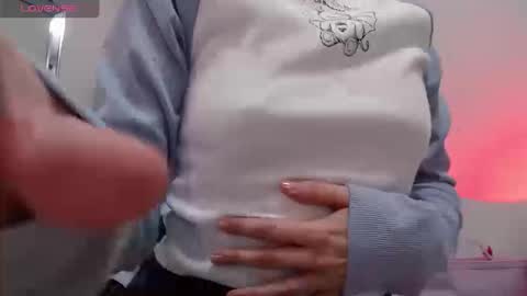 Snapshot of thin33 chatting on 09.16.25 sara online show from 09.16.25