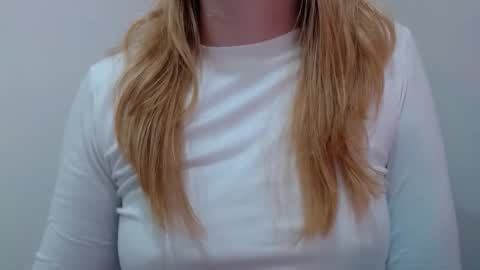 Snapshot of thin33 chatting on 10.17.25 sara online show from 10.17.25