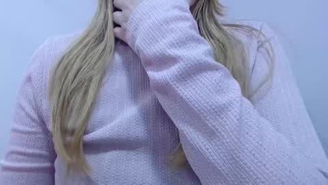 Snapshot of thin33 chatting on 10.28.25 sara online show from 10.28.25