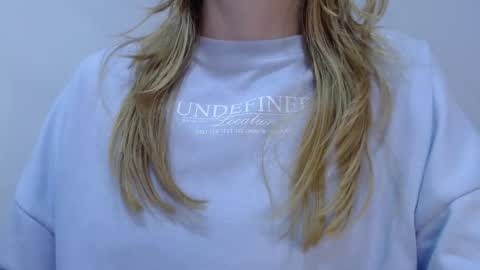 Snapshot of thin33 chatting on 11.08.25 sara online show from 11.08.25