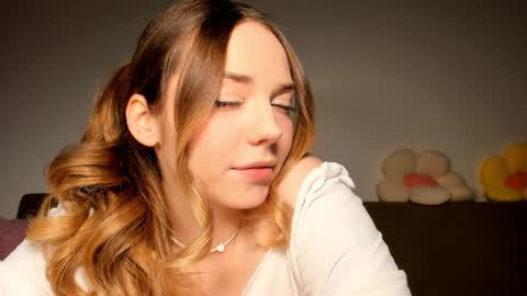 Amelia  shows on mondays fridays and sundays  if anything changes im giving updates on my fansly  online show from 02.02.25