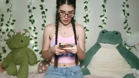 Snapshot of thistlefernsby chatting on 06.17.26 thistlefernsby online show from 06.17.26