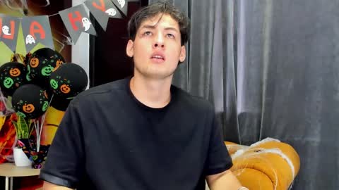 Snapshot of thomas_lester chatting on 10.24.25 thomas_lester online show from 10.24.25