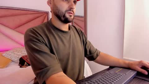 Snapshot of thomasdavila chatting on 10.22.25 thomasdavila online show from 10.22.25