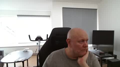 Snapshot of thomash32 chatting on 09.21.25 thomash32 online show from 09.21.25