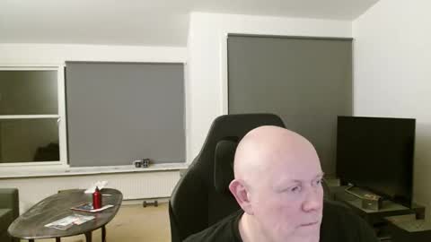 Snapshot of thomash32 chatting on 10.27.25 thomash32 online show from 10.27.25