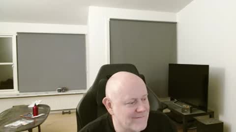 Snapshot of thomash32 chatting on 10.31.25 thomash32 online show from 10.31.25