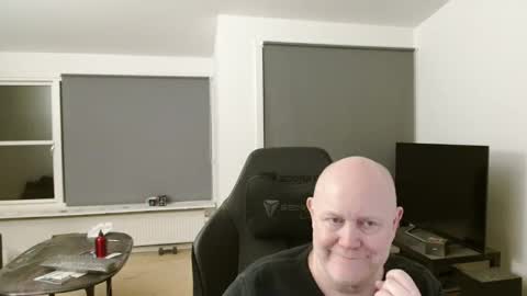 Snapshot of thomash32 chatting on 11.02.25 thomash32 online show from 11.02.25