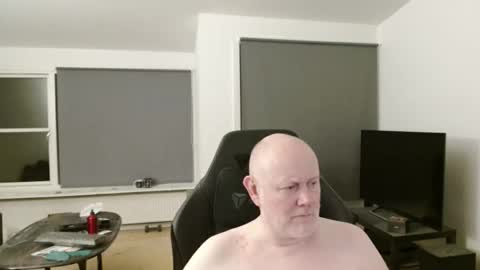 Snapshot of thomash32 chatting on 11.05.25 thomash32 online show from 11.05.25