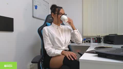 Snapshot of tia_j chatting on 10.06.25 tia_j online show from 10.06.25