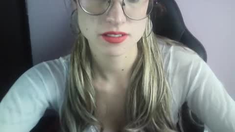 Snapshot of tifanny_a chatting on 03.09.25 Tifanny online show from 03.09.25