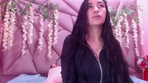 Snapshot of tiffani_hott_ chatting on 12.12.24 TIFANI online show from 12.12.24