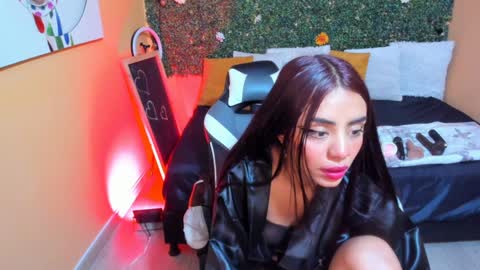tiffany_sander online show from 12.10.24
