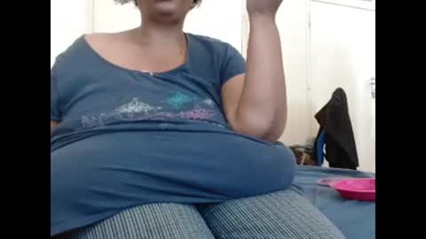 Snapshot of tinagiant chatting on 01.28.25 tinagiant online show from 01.28.25