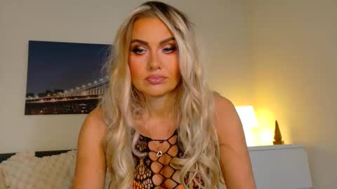 Snapshot of tinkerbell822 chatting on 10.27.25 tinkerbell822 online show from 10.27.25