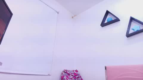 Snapshot of tinkerbell_1 chatting on 09.22.25 tinkerbell online show from 09.22.25