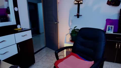 I AM BELLA  ----------- follow my  IG  TINNS 69 online show from 01.14.25