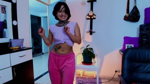 I AM BELLA  ----------- follow my  IG  TINNS 69 online show from 01.15.25