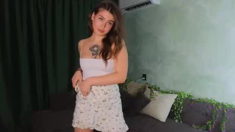 Snapshot of tinnymollys01 chatting on 10.27.25 Molly online show from 10.27.25