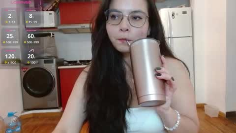 Snapshot of tiny_caroline chatting on 01.05.25 Tiny Caroline online show from 01.05.25