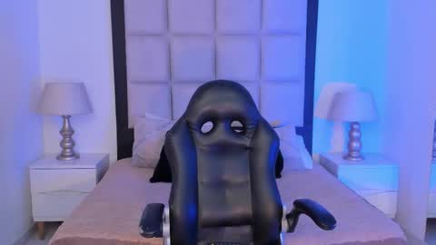 Thomm  Independent Model online show from 02.14.26