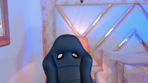 Thomm  Independent Model online show from 07.16.26