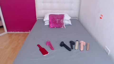 tiny_whore18 online show from 12.19.24