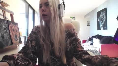 stage Kylie Sinner  brand CLITBAIT online show from 10.10.25