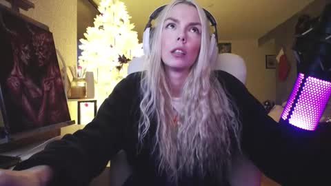 stage Kylie Sinner  brand CLITBAIT online show from 12.16.25