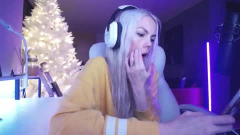 stage Kylie Sinner  brand CLITBAIT online show from 02.05.26