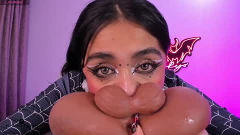   Independent model online show from 10.10.25