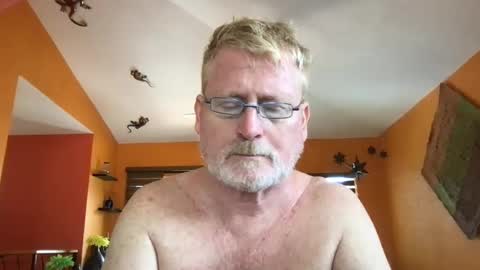 Snapshot of tomascausa chatting on 09.25.25 Hola online show from 09.25.25