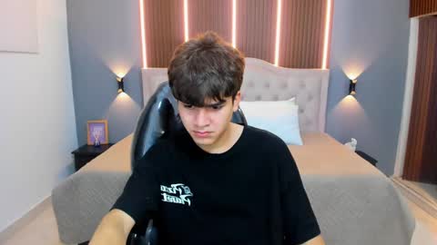 Snapshot of tommy18__ chatting on 10.02.25 Tommy  online show from 10.02.25