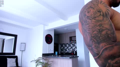 Snapshot of tony_muscle1 chatting on 12.12.24 tony muscle1 online show from 12.12.24
