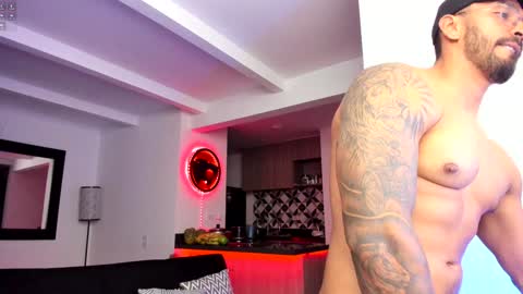Snapshot of tony_muscle1 chatting on 12.25.24 tony muscle1 online show from 12.25.24