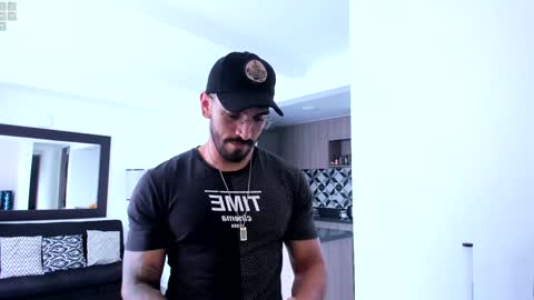 Snapshot of tony_muscle1 chatting on 01.05.25 tony muscle1 online show from 01.05.25