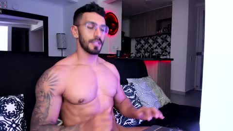 Snapshot of tony_muscle1 chatting on 01.08.25 tony muscle1 online show from 01.08.25