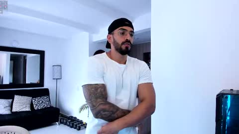 Snapshot of tony_muscle1 chatting on 02.15.25 tony muscle1 online show from 02.15.25