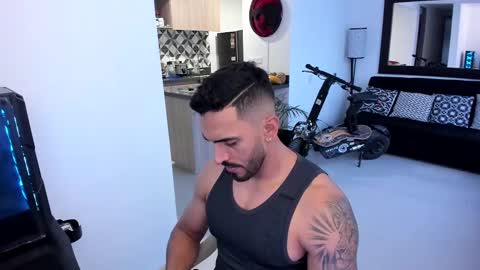 Snapshot of tony_muscle1 chatting on 03.05.25 tony muscle1 online show from 03.05.25