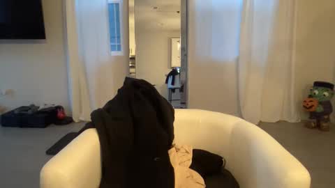 Snapshot of toskisha16 chatting on 10.22.25 ASH online show from 10.22.25