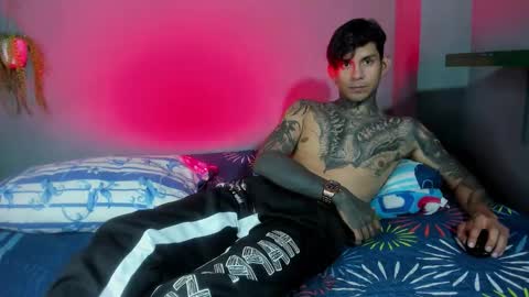 Snapshot of travistanner28 chatting on 10.01.25 TRAV - INDEPENDENT MODEL online show from 10.01.25