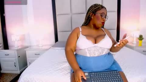 Snapshot of treisyvixen chatting on 06.20.26 Treisy Vixen big ass online show from 06.20.26