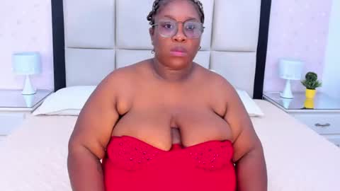 Snapshot of treisyvixen chatting on 06.25.26 Treisy Vixen big ass online show from 06.25.26