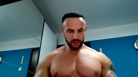 Snapshot of tridentmuscles chatting on 01.01.25 tridentmuscles online show from 01.01.25