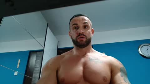 Snapshot of tridentmuscles chatting on 01.01.25 tridentmuscles online show from 01.01.25