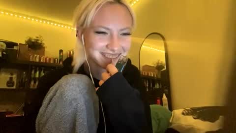 Hey theremy name is Felicia Lets hit 10 Thumbs Up together   online show from 09.22.25