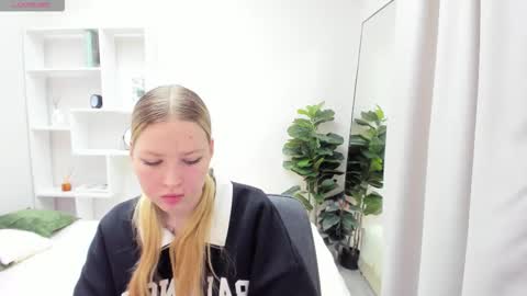 Snapshot of triplesec_ chatting on 10.29.25 Tasya online show from 10.29.25