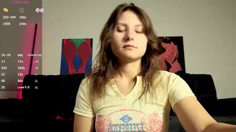 Snapshot of trixibell chatting on 10.18.25 trixibell online show from 10.18.25