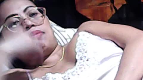 Snapshot of truefilipinabeauty chatting on 11.01.25 emily online show from 11.01.25