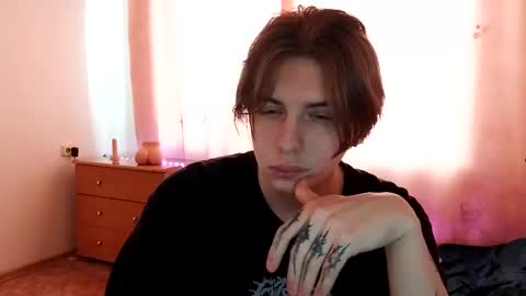 Snapshot of trypophob1a chatting on 02.02.25 Emilum online show from 02.02.25